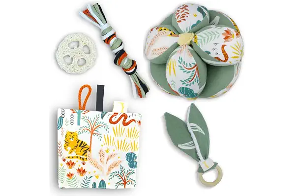 Surikatokids - Cesto de los Tesoros Montessori con pelota sensorial - Juguetes bebe 6 meses (Cesta Selva)