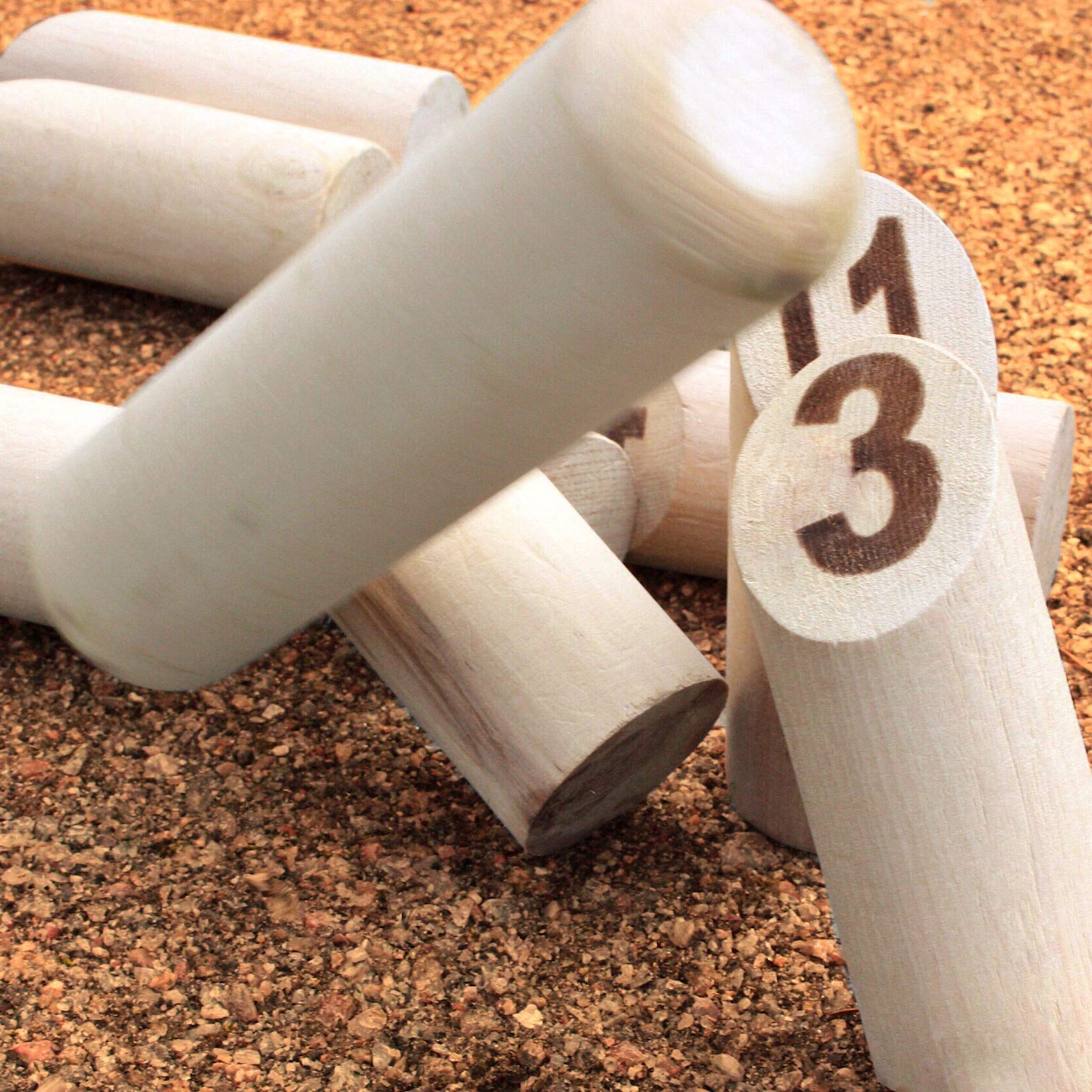 Mölkky Original - Juegos Exterior de Lanzamiento para Jardin, Picnic, Playa, Ocio - 12 Bolos Madera, 1 Palo, Juego Molkky para Adultos, familias, Grupos, 2 o más Jugadores, a Partir de 6 años - Imagen 6