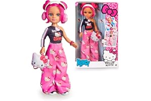 Nancy Fashion Hello Kitty - Muñeca de Moda Urbana con Cabello Rosa en Moños, Outfit Trendy con Camiseta Negra y Pantalones Anchos, Incluye Mochila y Auriculares, +3 años, Famosa (NACA9000)