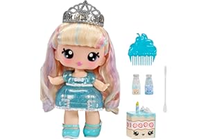 YUMMILAND Large Doll and Num Nom Lipgloss Pet - Callie Birthday Cake e Sprinks - Bambola profumata con kit di lucidalabbra fai-da-te - Età 4+