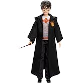Mattel Harry Potter oyuncakları, &ccedil;ıkarılabilir karakteristik Hogwarts &uuml;niforması ve asasıyla birlikte filmden ilham alan Harr