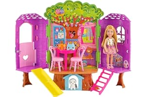 Barbie - Chelsea Casa sull'albero, Playset con bambola Chelsea con abito floreale e cagnolino, la casa include mobili, scivolo, altalena e 10+ accessori, giocattolo per bambini, 3+ anni, HPL70