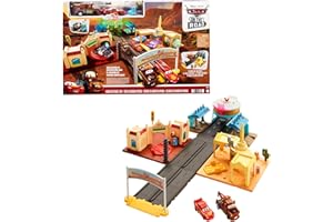 Disney Pixar Cars HGV68 - Spielset mit 2 Spielzeugautos, On the Road Radiator Springs Tour mit leuchtendem Countdown, Lightning McQueen und Hook, Autospielzeug für Kinder ab 4 Jahren