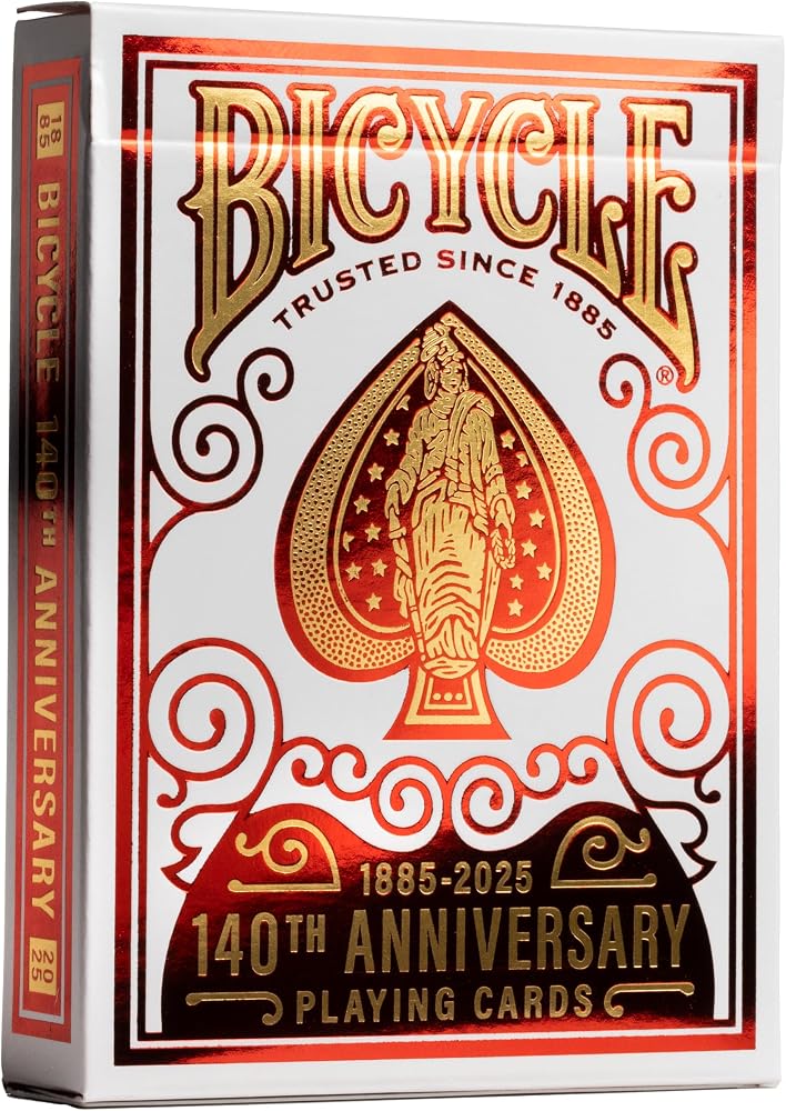 Bicycle 140th Year Anniversary Oyun Kartları, Özel Basım - Special Edition | Kırmızı ve altın folyo, 1885 tarihi aslar, 1885 ve 2025 ile işaretlenmiş kesim kartları, hava yastığı kaplaması