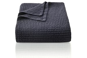 ‎CHUFFED CHUFFED 100% Baumwolle Decke 220 x 240 cm, Weiche und Atmungsaktive Tagesdecke, Waffelmuster Leichte Decke als Sofadecke Couchdecke, Weich Kuschelige Wohndecke Wohnzimmer, Sofa Couch Anthrazit
