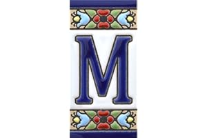 ART ESCUDELLERS Letreros con numeros y letras en azulejo de ceramica, pintados a mano en técnica cuerda seca para nombres y direcciones. Texto personalizable. Diseño FLORES MINI 7,3 cm x 3,5 cm. (LETRA "M")