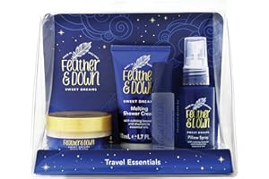 Feather & Down Travel Essentials Set regalo (cuscino spray, crema doccia sciogliente, burro per dormire e rilassante roll-on), infuso con oli essenziali di lavanda e camomilla, vegano e cruelty free.