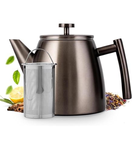 Theepot van glas met stoofje, glazen kan met deksel en elegante theepot