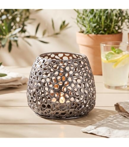 BUTLERS Windlicht Eisen - Luminous - filigranes Lochmuster | Farbe Weiß - ø16 x H18 cm - Teelichthalter für Esstisch & Balkon