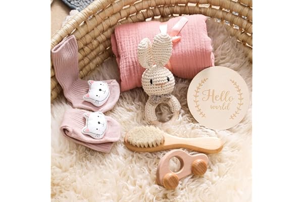 Youuys 6-pièces Cadeau de Naissance pour Bébé Nouveau-né, Cadeau pour Garçon Fille, Serviettes de Bain, Hochet, Jouets en Bois, Cartes d'étapes, Chaussettes, Brosse, Baby Shower (Lapin Beige)