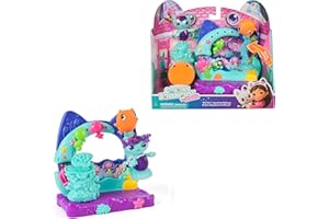 DREAMWORKS GABBY'S DOLLHOUSE: DER FILM - Balkon-Spielset "Merkätzchens Aquarium", 7-teiliges Set mit Katzenfigur und Puppenhaus Zubehörteilen, für Kinder ab 3 Jahren