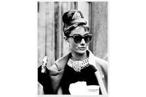 POSTERLOUNGE Breakfast at Tiffany's, Audrey with Sunglasses Plakat 50 x 70 cm Czarno-biały Filmy Dekoracja ścienna