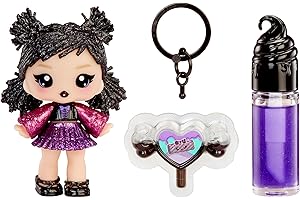 Yummiland Lip Gloss Doll: Sour Sweeties - Blake Licorice - Enthält 1 Puppe, DIY-Lipgloss + Abnehmbaren Schlüsselanhänger, Kosmetik-Spiel, Sammlerstück, Geeignet für Kinder ab 4 Jahren