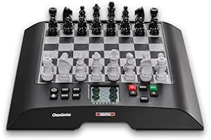 MILLENNIUM ChessGenius - Jeu d'échecs électronique avec le logiciel mondialement connu de Richard Lang. Niveaux de jeu du débutant au joueur de tournoi. L'un des jeux d'échecs électroniques les plus puissants avec > 2000 ELO.