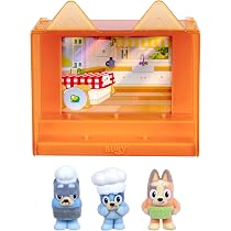Bluey Surprise Blaster Suit - Juego de 2 figuras de acción articuladas, juguetes de personajes con figura de vecino Chucky, figuras de acción pequeñas para niños a partir de 3 años
