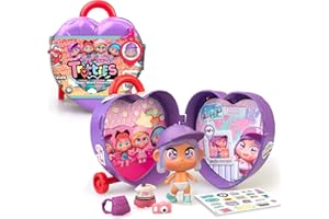 Trotties - Trolley Mini Trottie Emma, pequeño maletín con 1 muñeca, ropita y accesorios, 2 escenarios de fondo y pegatinas, guarda y llevar a todas partes, 4 modelos, +3 años, Famosa (TFT05300)
