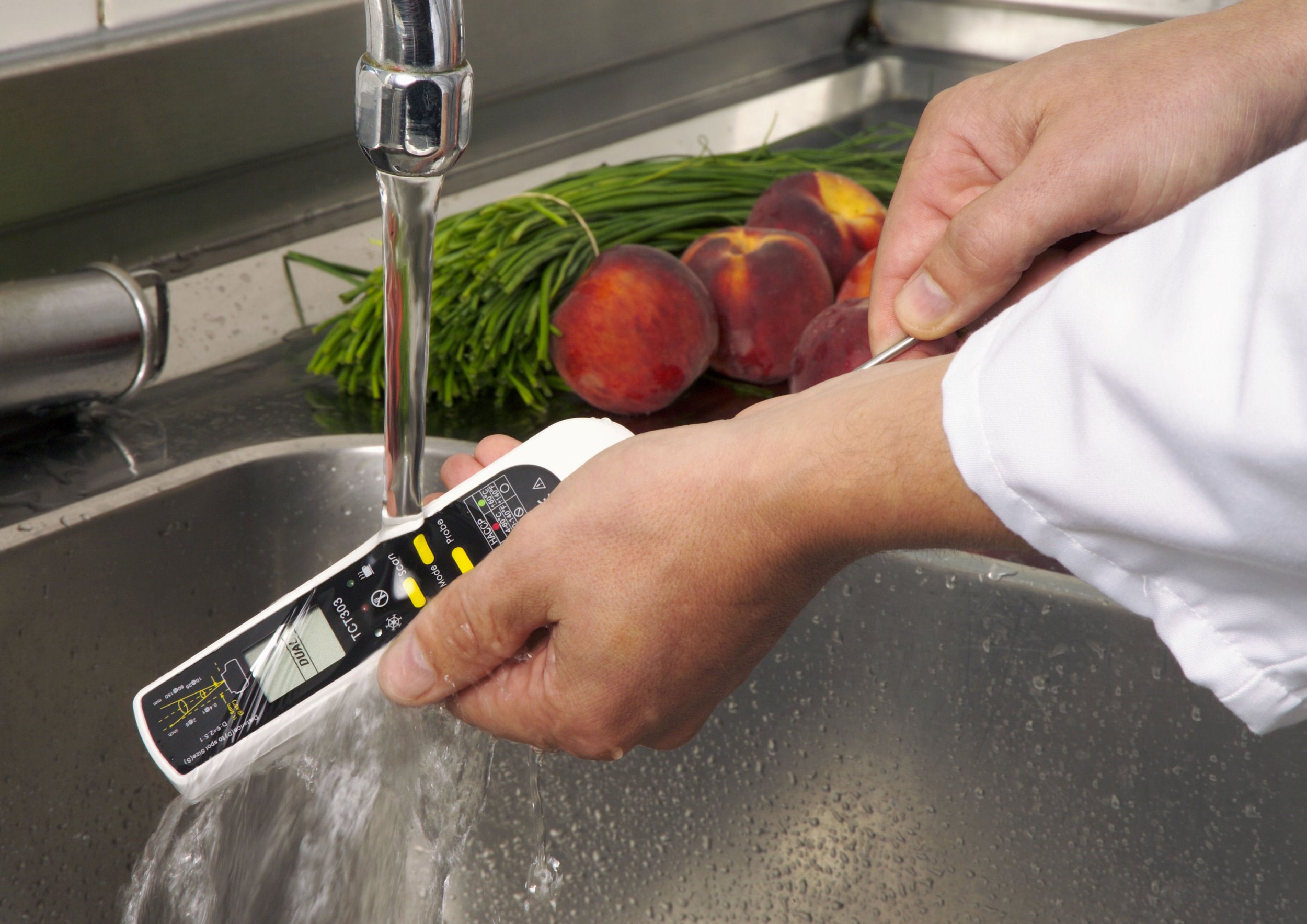 TFA Dostmann Digitales Einstich-Infrarot-Thermometer Dualtemp Pro, 31.1119, gemäß HACCP + EN 13485, zwei Temperatur-Messverfahren, weiß,L 39 x B 22 x H 160 (275) mm – Bild 5