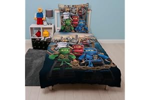 ‎CHARACTER WORLD Character World Lego Ninjago Bettwäsche Set für Jungen · Kinderbettwäsche 135x200 80x80 cm aus 100% Baumwolle mit Reißverschluss · Motiv Assemble mit Ninjagos und Meister Wu