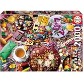 Educa - Yetişkinler i&ccedil;in 2000 Par&ccedil;a Yapboz | Dikiş Masası Yapıştırıcı Yapboz İ&ccedil;erir. &Ouml;l&ccedil;&uuml;ler: 96 x 68 cm. 14 yaşından itibare