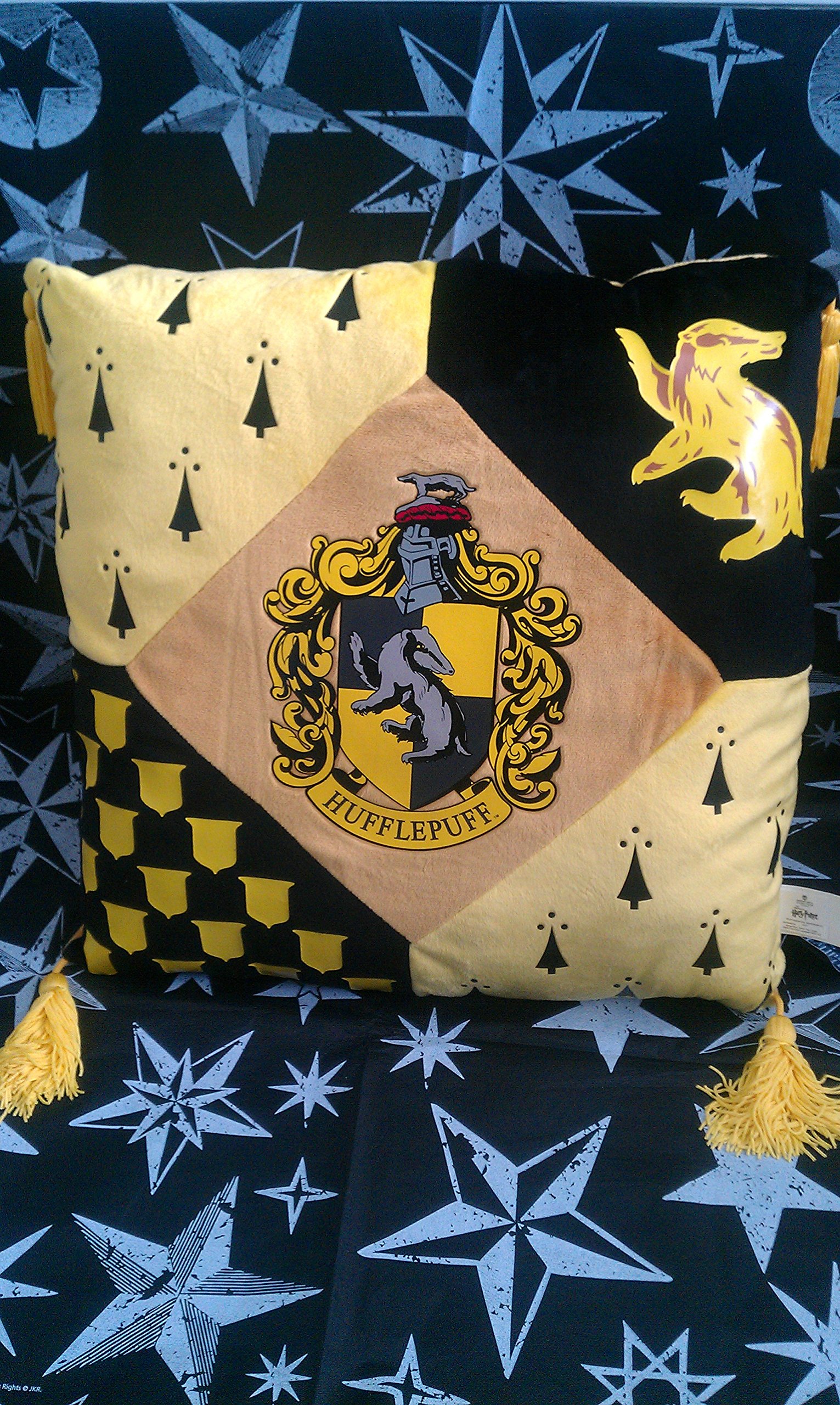 Harry-Potter-Motiv-Hufflepuff-House-Kissen-im-Warner-Bros-Studio-Tour-London-Produkt