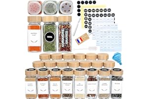 Kistayle Lot de 24 pots à épices | 210 étiquettes en Français + 20 vierges | Couvercle en bambou, brosse, marqueur blanc effaçable | 3 modèles de tamis | Bocaux à épices