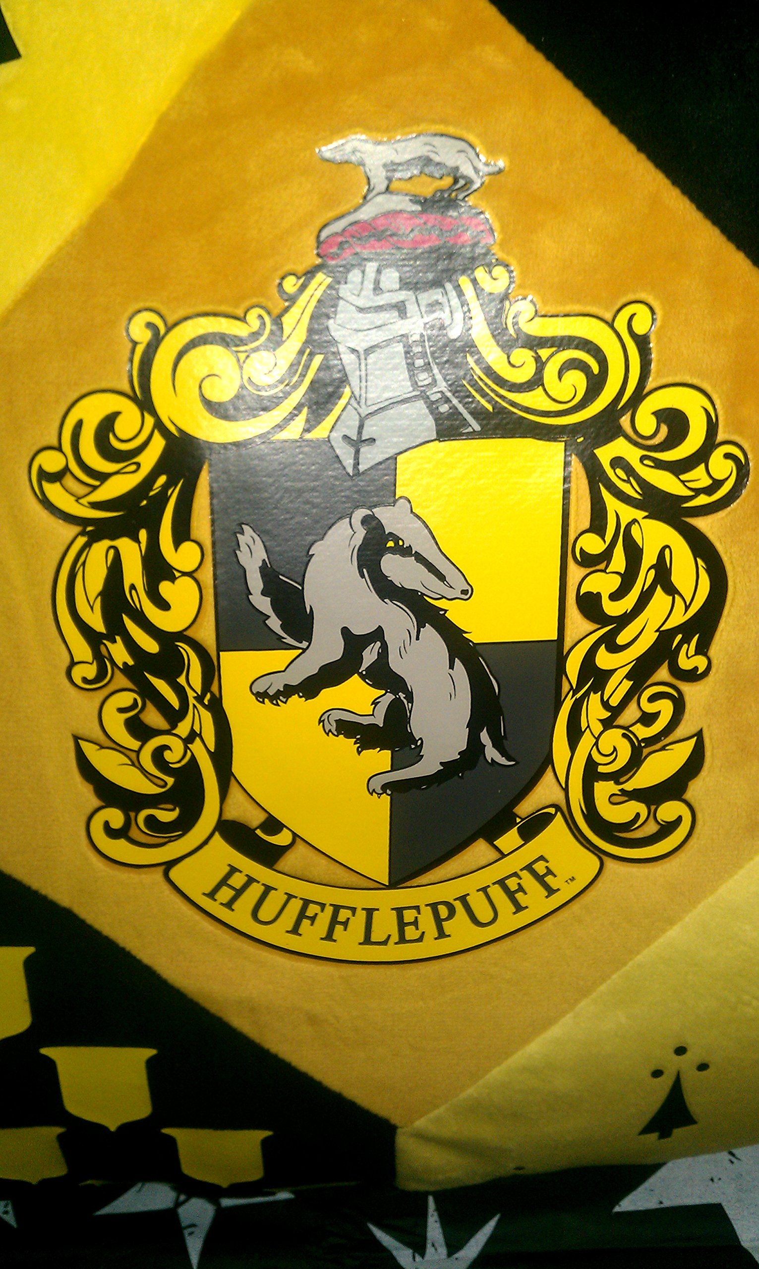Harry-Potter-Motiv-Hufflepuff-House-Kissen-im-Warner-Bros-Studio-Tour-London-Produkt