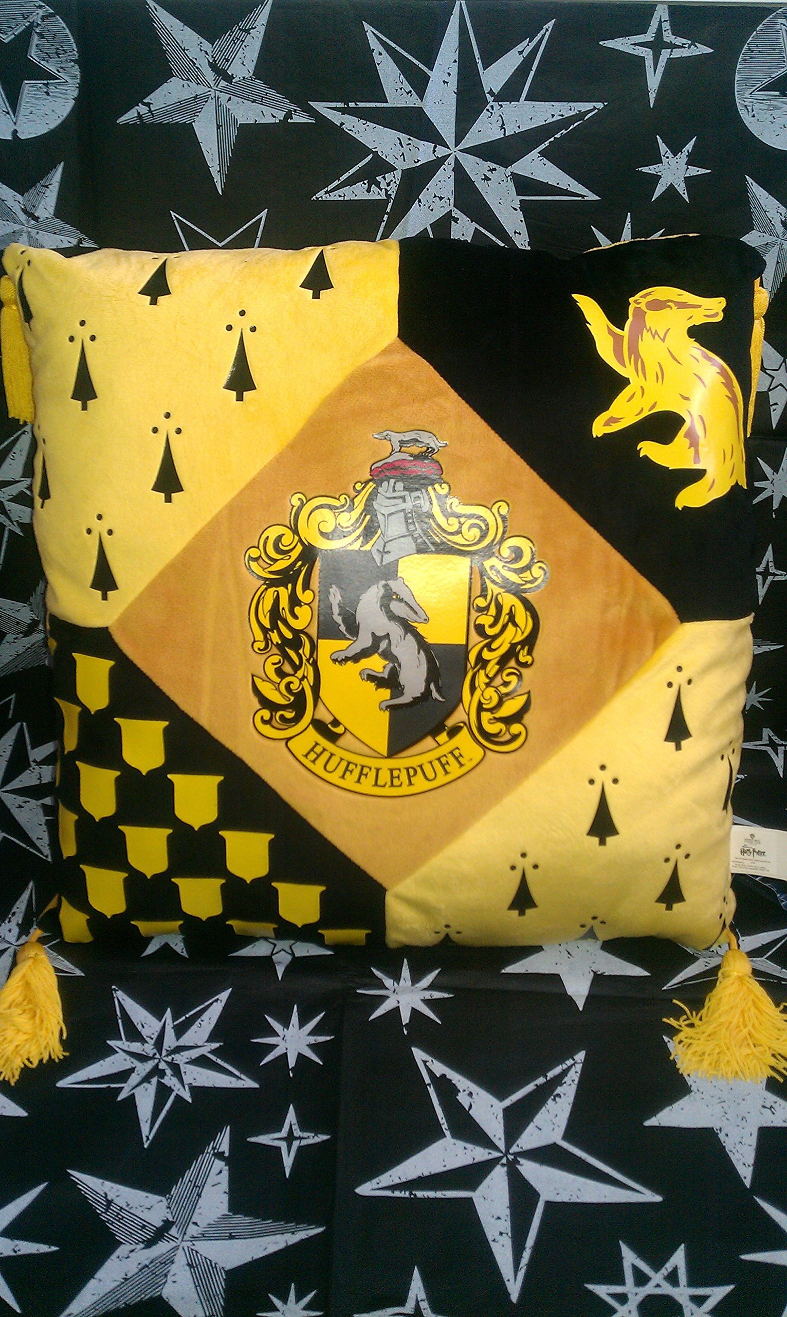 Harry-Potter-Motiv-Hufflepuff-House-Kissen-im-Warner-Bros-Studio-Tour-London-Produkt