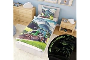 ‎CARPE SONNO Carpe Sonno Kinderbettwäsche 135x200 Jungen + 10 Spiele - Leuchtende Kinder Bettwäsche Glow in The Dark - Schlepper Bettwäsche Kinder Baumwolle - Traktor Bettwäsche mit Leuchteffekt Kinder