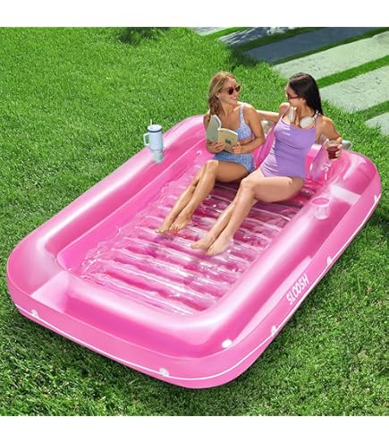 Gezicht Van De Eenzame Roze Flamingo Opblaasbare Ring In Het Zwembad Op Zee En Blauwe Sky Achtergrond Met Verticale Stijl Image242779439