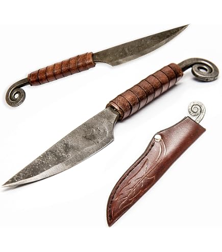 Coltello da caccia fatto a mano in acciaio damasco da 9,5 pollici. Guardia in acciaio damasco. Manico in legno di cervo e rosa con corno di toro e distanziale in ottone. - Italia