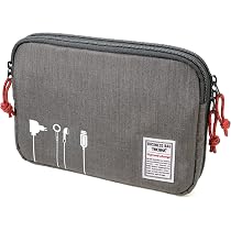 Reisedokumenten-Etui TROIKA Sandy Beach: 4 Innenfächer, 1 Außenfach, Abnehmbarer Schlüsselanhänger – Marineblau/Beige