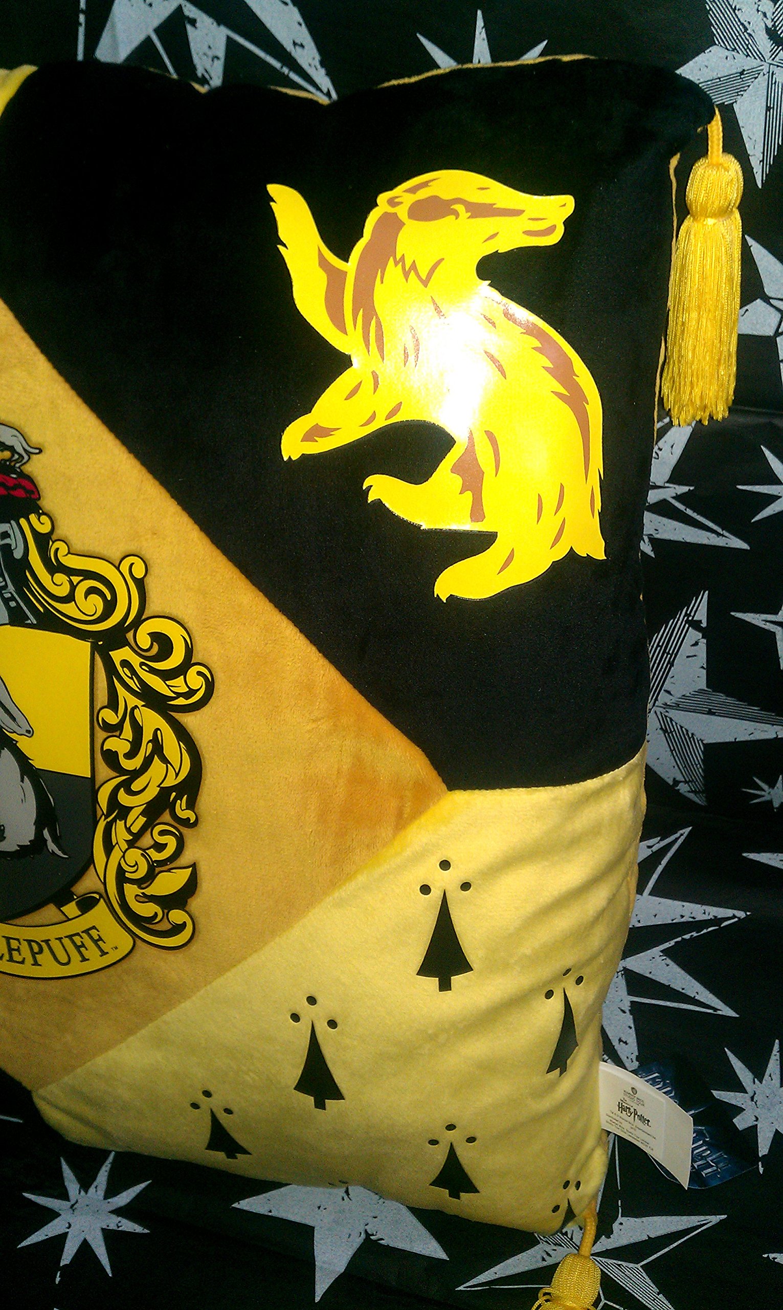 Harry-Potter-Motiv-Hufflepuff-House-Kissen-im-Warner-Bros-Studio-Tour-London-Produkt
