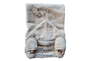 OM DOLCE CASA Asciugamano Accappatoio Poncho con cappuccio neonati in spugna Colore Ecru PERSONALIZZATO 1 paio ciabattine e 2 bavaglie IDEA REGALO NASCITA Ciondolo in legno personalizzato OMAGGIO