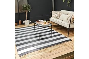 THE RUGS Rainbow Collection Tapis d'extérieur en plastique imperméable et facile à nettoyer – Tapis en paille vibrants rayés noir/blanc, 120 x 160 cm