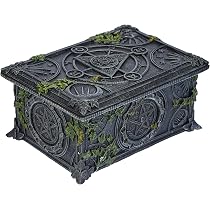 Nemesis Now Wicca Pentagramm Kerzenständer Set – 2 Schwarze Harz-Kerzenhalter 15 Cm Mit Mystischem Design