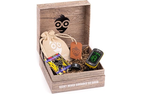 Set d’Accordeur à Guitare Pick Geek | 33 Médiators Premium Assortis | Accordeur Numérique Django À Clipser | Rapide et Précis | ‘Wedgie’ Pick Holder Gratuit | Rangé Dans un Très Bel Emballage Cadeau