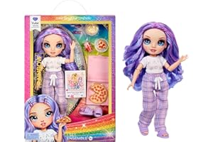 RAINBOW HIGH Junior High PJ Party - Violet (Violet) - Poupée de 22 cm avec Onesie, Chaussons et Accessoires de Jeu - Jouet pour Enfants - Idéal pour Les 4-12 Ans