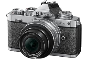Nikon Z fc KIT Z DX 16 – 50 mm 1:3.5 – 6.3 VR (SE) + Z DX 50 – 250 mm 1:4.5 – 6.3 VR (20.9 MP, mirino OLED con 2.36 Mill. pixel, 11 fotogrammi al secondo, ibrido AF con messa a fuoco, video UHD
