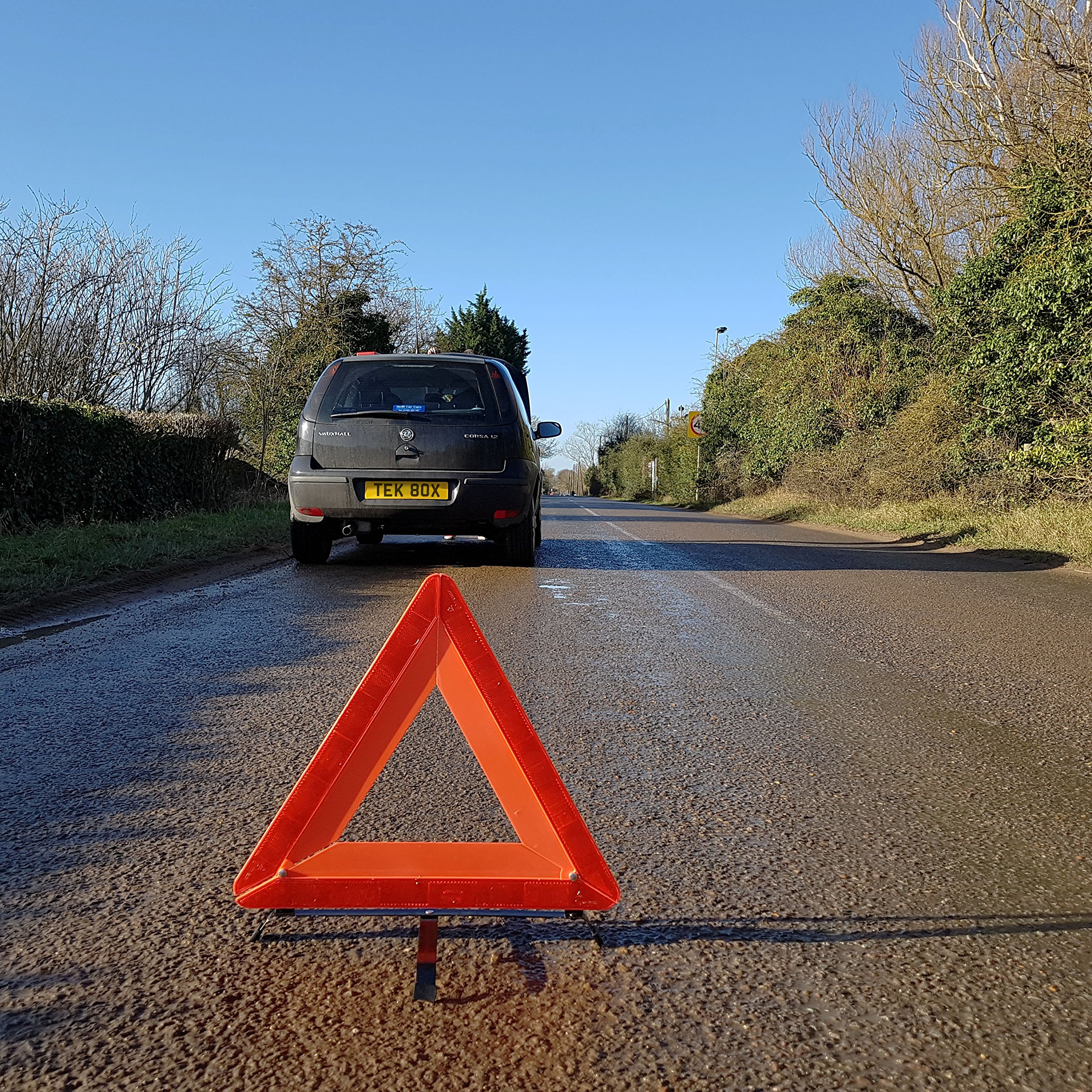 Tekbox-Folding-Car-Warning-Safety-Triangle-in-Protective-Plastic-Case-Reflective-Red-Hazard-EU-Emergency-Breakdown-For-Car-Van-Truck-Lorry