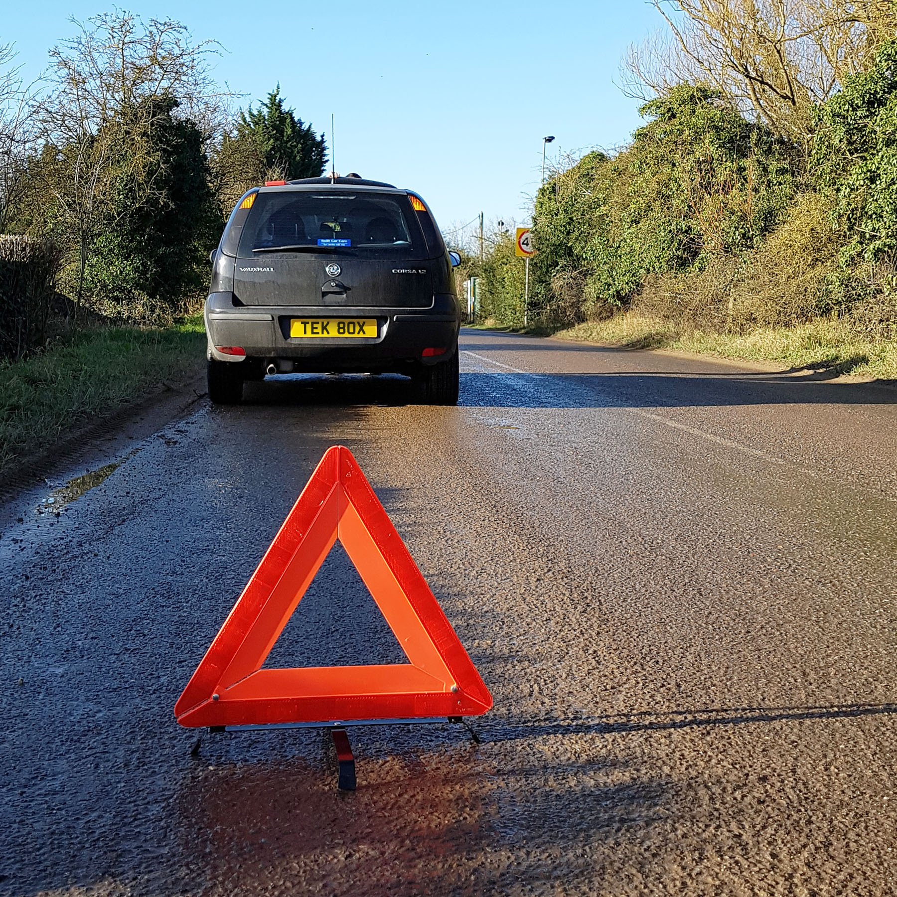 TekBox Folding Car Warning Safety Triangle in Protective Plastic Case